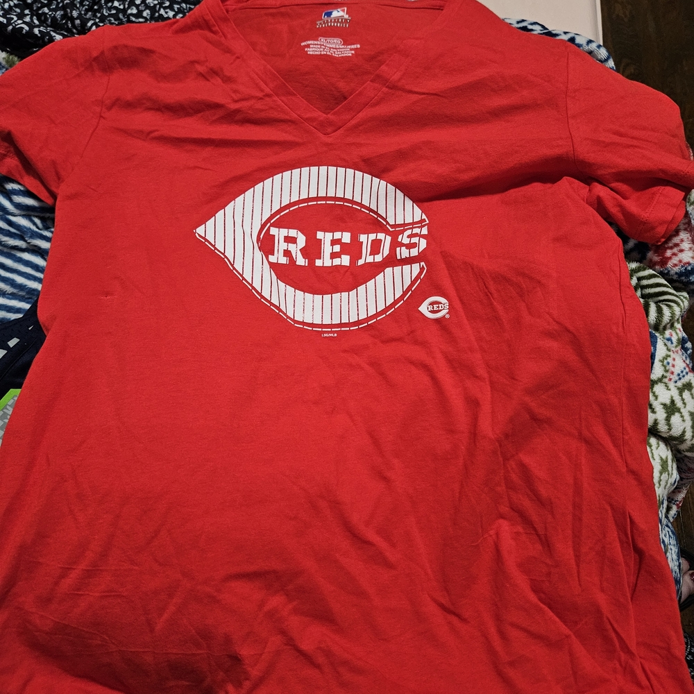 Genuine Merchandise Bright Red V-Neck Cincinnati Reds Tee